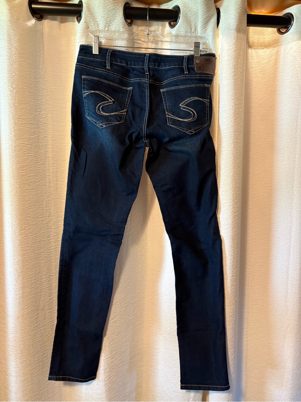 Silver Suki Dark Wash Slim Jeans Jeggings with Embroidered Back Pockets